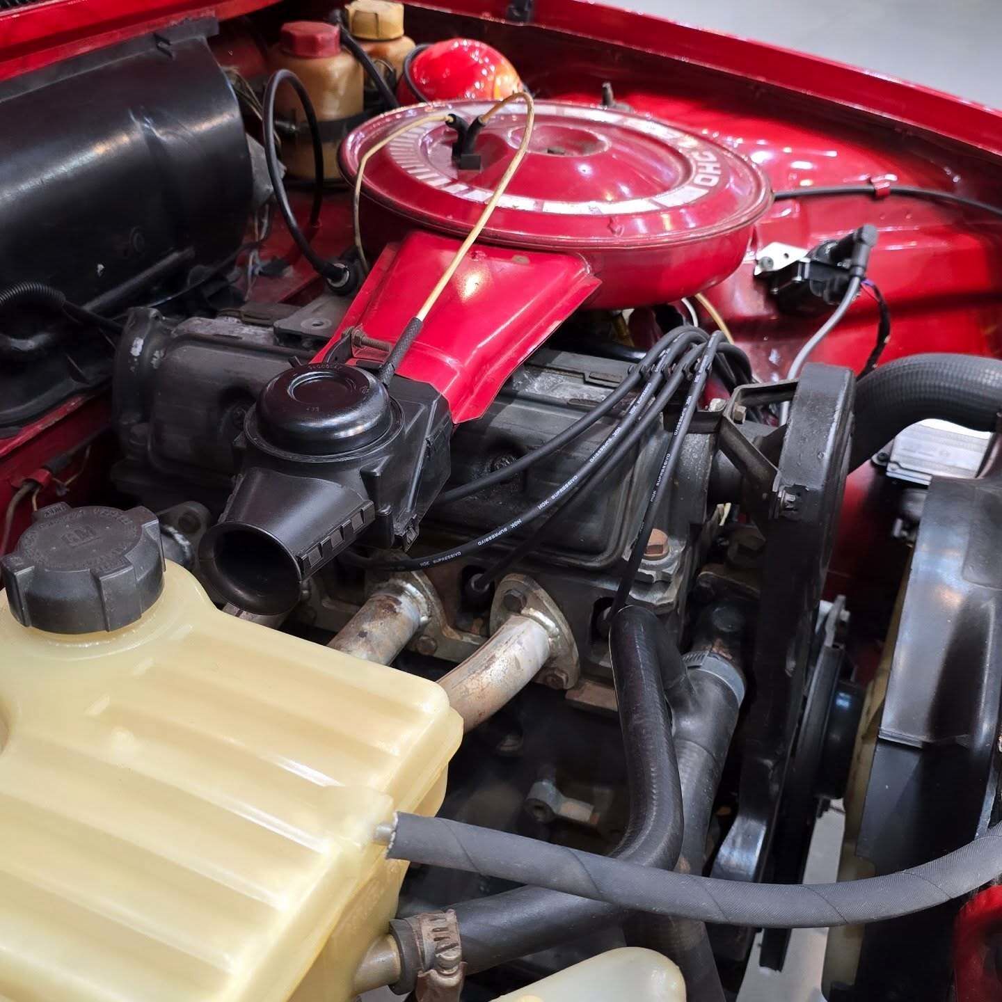 نمای خارجی خودروی شورولت شوت (GM Chevette SL) مدل ۱۹۸۹ به رنگ نوک‌مدادی با رینگ‌های اسپرت ۱۷ اینچی و چراغ‌های اورجینال در وضعیت بسیار سالم.