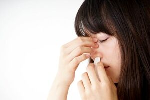 چگونه خون دماغ را بند بیاوریم؟