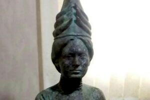 مجسمه ۲۰۰۰ ساله تقلبی از آب درآمد
