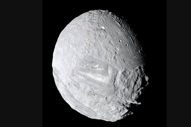 عکس روز ناسا از قمر سیاره زحل