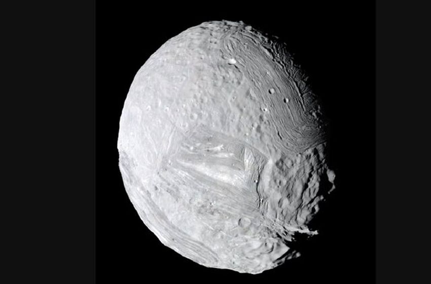 عکس روز ناسا از قمر سیاره زحل