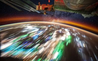 درخشش زمین از منظر ایستگاه فضایی بین‌المللی