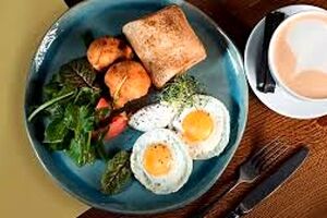 صبحانه‌ای رایج اما پرخطر؛ تخم‌مرغ را با چای و قهوه نخورید 