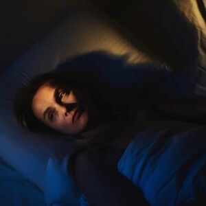 چرا اغلب نیمه‌شب بیدار می‌شویم؟