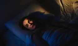 چرا اغلب نیمه‌شب بیدار می‌شویم؟