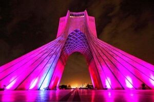 برج آزادی صورتی می‌شود