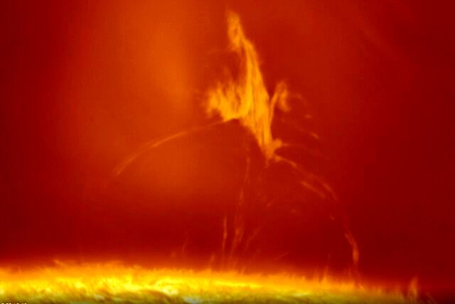 وقتی خورشید زبانه می‌کشد/ ویدئو