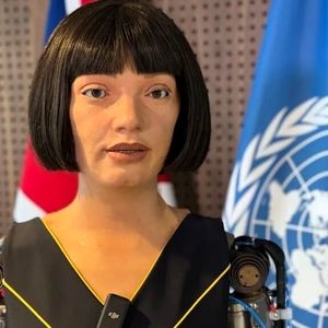 ربات نقاش، بزرگ‌ترین نگرانی‌های عصر حاضر را گوشزد می‌کند