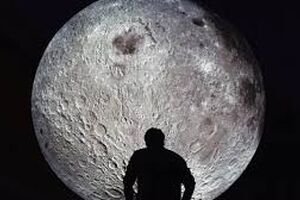 ماه برای همه، همه برای ماه 