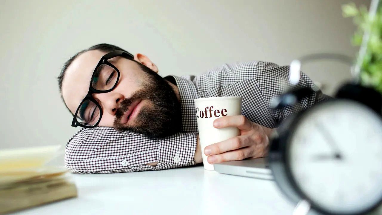 قهوه چگونه باعث خواب آلودگی می‌شود؟
