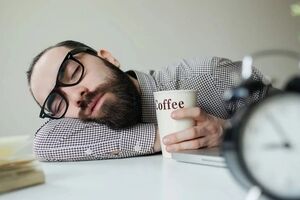 قهوه چگونه باعث خواب آلودگی می‌شود؟