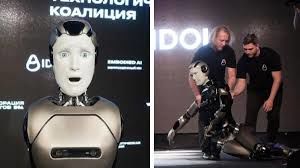 نخستین ربات انسان‌نمای روسیه زمین خورد/ ویدئو