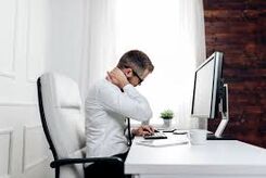 نشستن طولانی برای سلامتی مفید نیست؛ اما آیا واقعاً در حد سیگار کشیدن خطرناک است؟