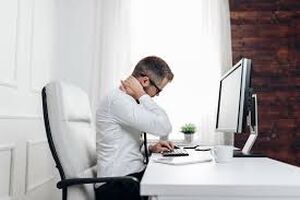 نشستن طولانی برای سلامتی مفید نیست؛ اما آیا واقعاً در حد سیگار کشیدن خطرناک است؟
