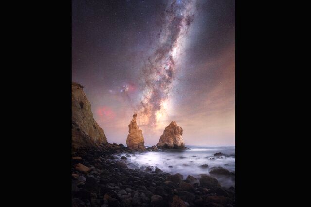 راه شیری بر فراز صخره‌های مخروطی