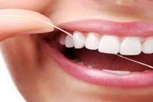 چه زمانی باید از «نخ دندان» استفاده کنیم؛ صبح یا شب؟ 