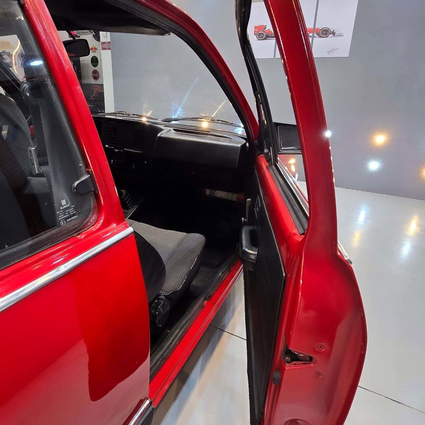 نمای خارجی خودروی شورولت شوت (GM Chevette SL) مدل ۱۹۸۹ به رنگ نوک‌مدادی با رینگ‌های اسپرت ۱۷ اینچی و چراغ‌های اورجینال در وضعیت بسیار سالم.