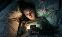 سکته چشمی، پیامد تلخ استفاده از گوشی در تاریکی 