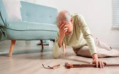 بررسی علل زمین خوردن سالمندان؛ از بیماری‌های قلبی و مغزی تا آلزایمر 
