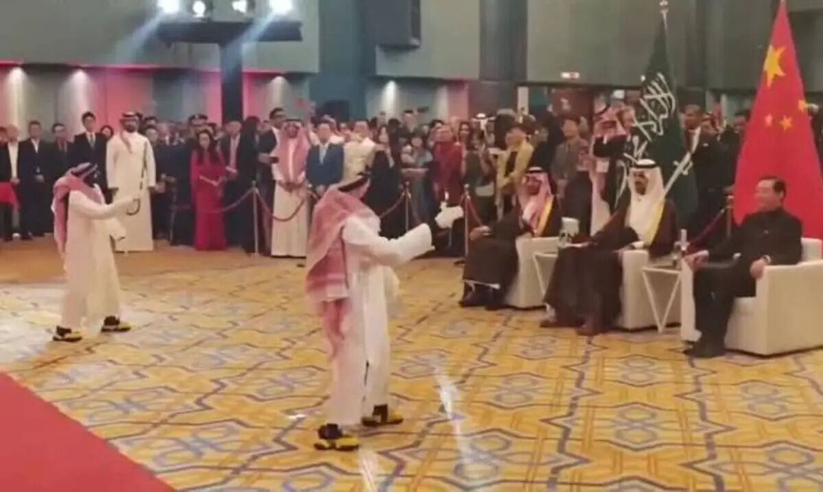 رقص ربات ها با لباس سنتی عربستان برای شهردار ریاض/ ویدئو 