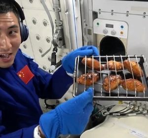 چینی‌ها در فضا بال مرغ سوخاری پختند