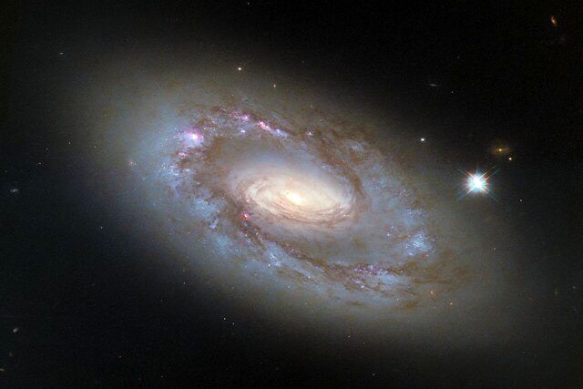 عکس «تلسکوپ فضایی هابل» از یک کهکشان با هسته فعال