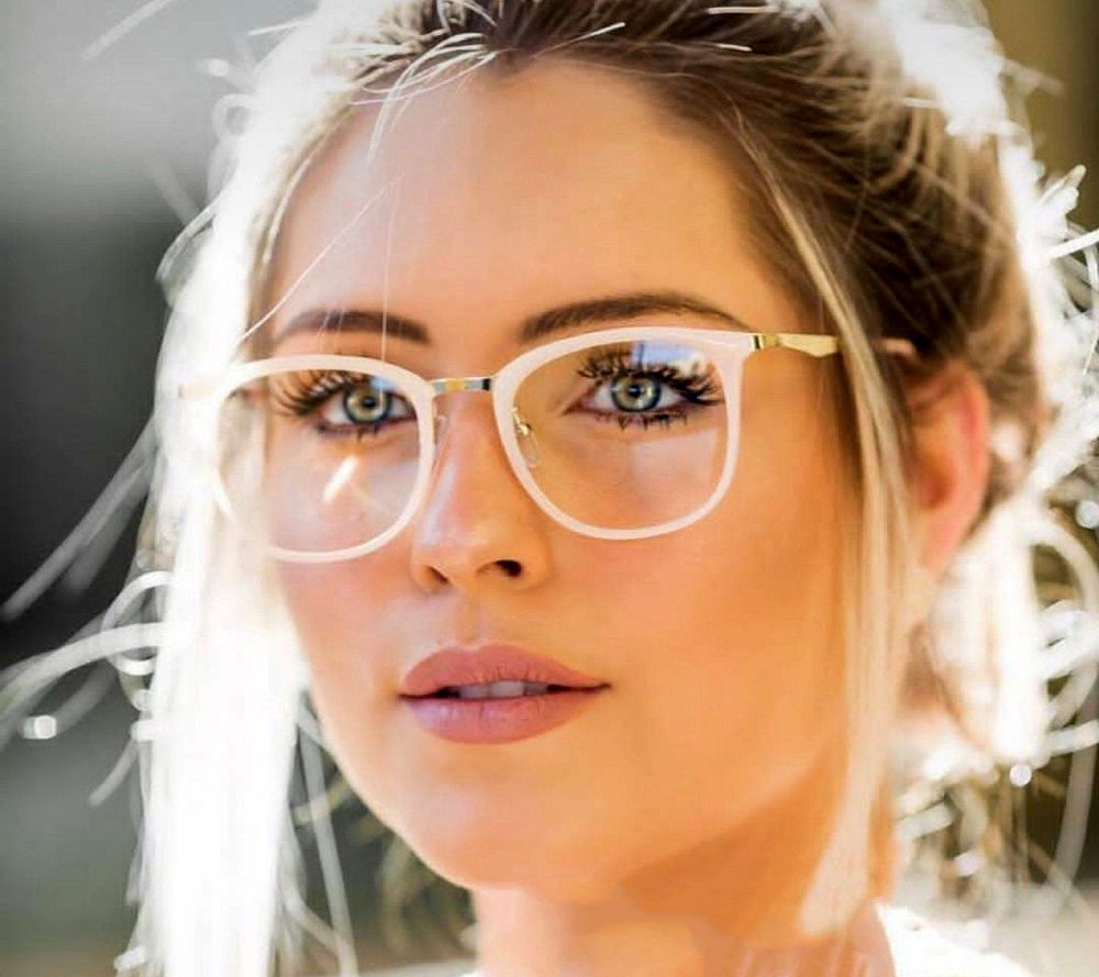 خرید عینک طبی زنانه برای صورت گرد