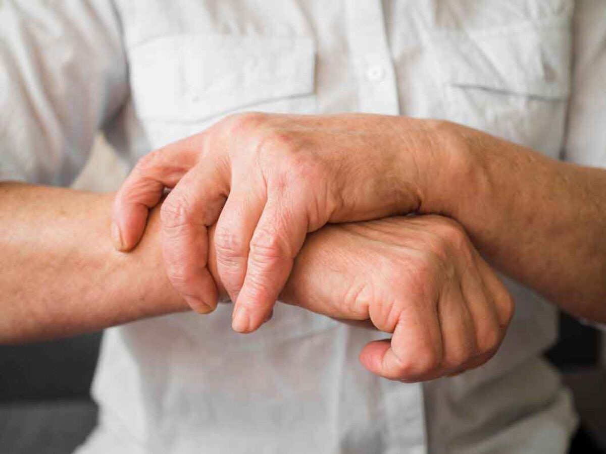علت سوزش بی دلیل پوست پا و دست ها چیست؟