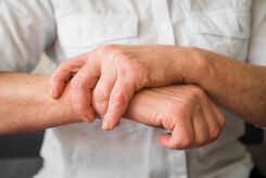 علت سوزش بی دلیل پوست پا و دست ها چیست؟